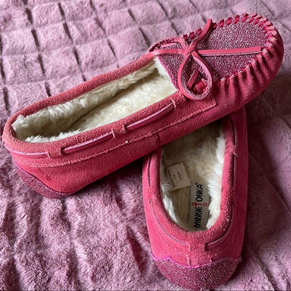 Girls Hot Pink Sparkly Minnetonka Moccasins kids Sz 4 - Picture 2 of 6